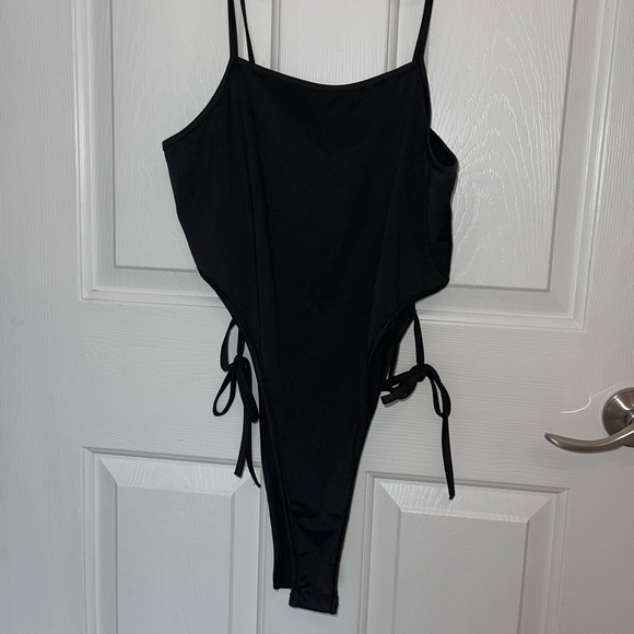 Black high hips with ties bodysuit - Picture 2 of 5